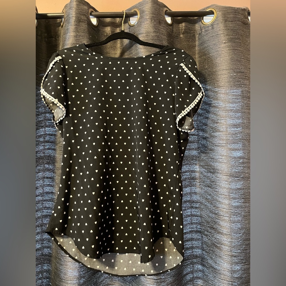 Black with white hearts top medium excellent condition
No branding.